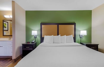 Deluxe Studio, 1 King Bed with Sofa bed, Non Smoking