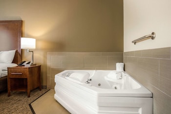 Suite, 1 King Bed, Non Smoking, Corner
