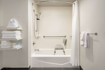 Room, 2 Queen Beds, Accessible, Bathtub (Mobility & Hearing)