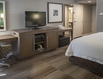 Room, 2 Queen Beds, Accessible (Mobility & Hearing - Roll-in Shower)
