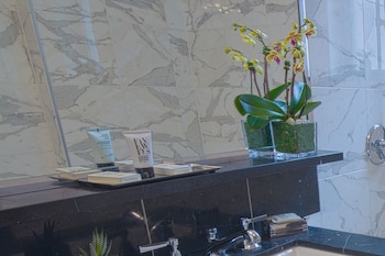 Deluxe Room, 1 King Bed