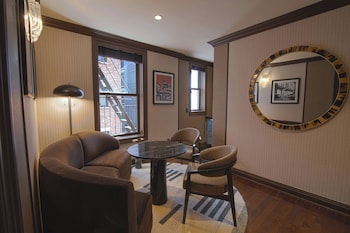 Suite, 1 King Bed with Sofa bed (Iroquois)