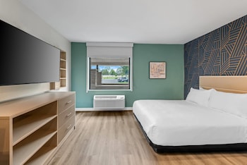 Suite, 1 Queen Bed, Accessible, Non Smoking (Roll-In Shower)