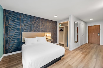 Suite, 1 Queen Bed, Accessible, Non Smoking (Accessible Tub)