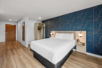 Suite, 1 Queen Bed, Accessible, Non Smoking (Roll-In Shower)