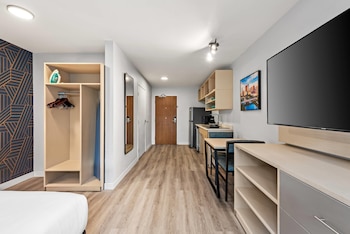Suite, 1 Queen Bed, Accessible, Non Smoking (Roll-In Shower)