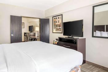 Suite, 1 King Bed, Non Smoking (with Sofabed)