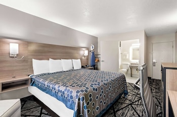 Standard Room, 1 King Bed, Non Smoking, Refrigerator & Microwave (Larger Room)