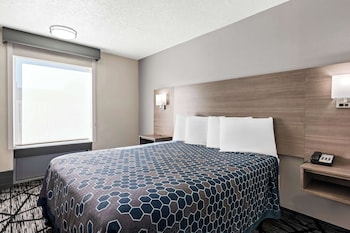 Standard Room, 1 Queen Bed, Non Smoking, Refrigerator & Microwave