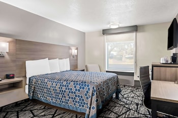 Standard Room, 1 King Bed, Accessible, Refrigerator & Microwave
