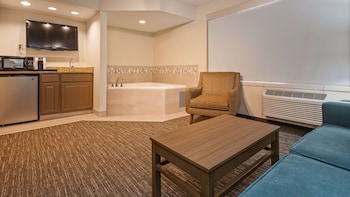 Suite, 1 King Bed, Non Smoking, Jetted Tub (with Sofabed)