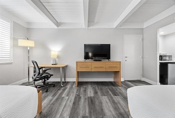 Room, 2 Queen Beds, Accessible, Non Smoking (Mobility, tub w grab bars)