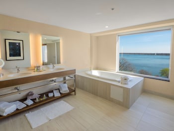 Room, 1 King Bed, Jetted Tub, River View