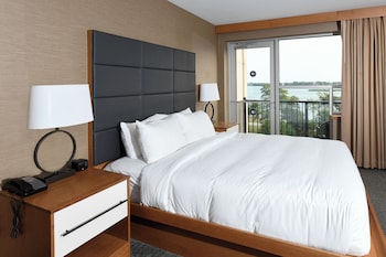 Room, 1 King Bed, Balcony, River View