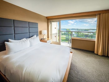 Room, 1 King Bed, Balcony, River View