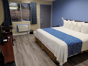 Standard Room, 1 King Bed