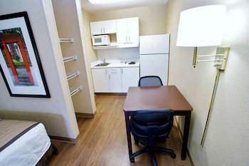 Room, 1 King Bed, Non Smoking, Kitchen (Shower)
