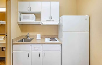 Room, 1 King Bed, Mobility Accessible, Non Smoking (Roll-In Shower, Kitchen)
