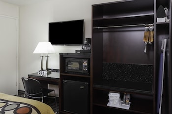 Basic Room, 1 Queen Bed, Accessible, Non Smoking (Mobility/Hearing)