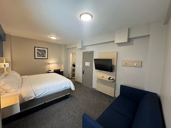 Suite, 1 King Bed, Accessible (Mobility, Accessible Tub)