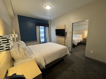 Suite, 2 Queen Beds, Accessible (Mobility, Accessible Tub)