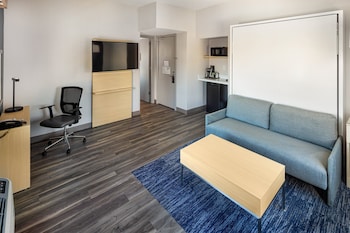 Suite, 1 King Bed, Accessible (Mobility, Accessible Tub)