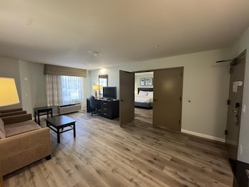 Suite, 1 King Bed, Accessible, Non Smoking (Mobility, Roll-In Shower)