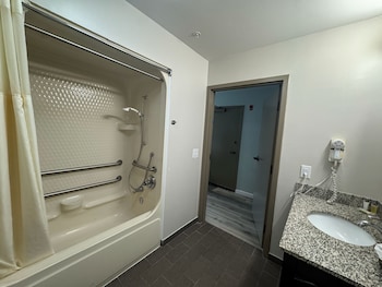 Room, 1 Queen Bed, Accessible, Non Smoking (Mobility, Bathtub w/Grab Bars)