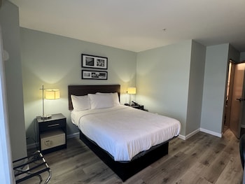 Room, 1 Queen Bed, Accessible, Non Smoking (Mobility, Roll-In Shower)