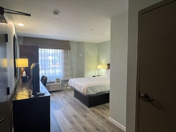 Room, 1 Queen Bed, Accessible, Non Smoking (Mobility, Roll-In Shower)