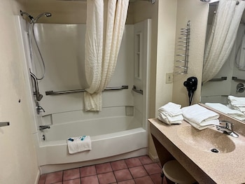 Room, 2 Queen Beds, Accessible, Bathtub