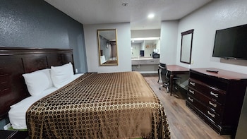 Deluxe Room, 1 King Bed, Smoking, Refrigerator & Microwave