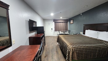 Deluxe Room, 1 King Bed, Smoking, Refrigerator & Microwave