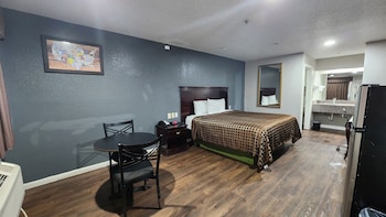 Deluxe Room, 1 King Bed, Non Smoking, Refrigerator & Microwave