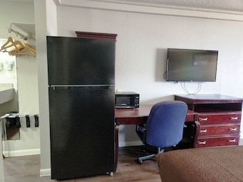 Deluxe Room, 1 King Bed, Smoking, Refrigerator & Microwave
