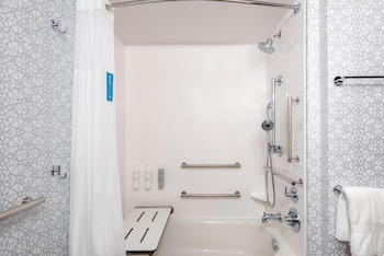 Room, 2 Queen Beds, Accessible, Bathtub (Mobility)
