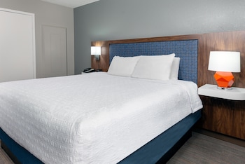 Suite, 1 King Bed, Accessible, Non Smoking