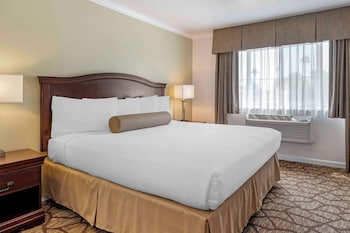 Standard Room, 1 King Bed, Non Smoking, Balcony (Larger Room)