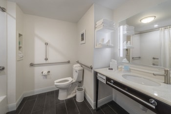 Room, 2 Queen Beds, Accessible, Bathtub