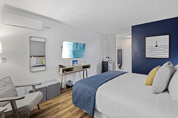 Deluxe Room, 1 King Bed, Harbor View, Poolside