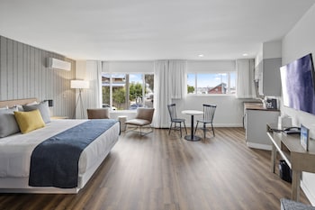 Premium Room, 1 King Bed, Kitchenette