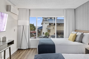 Deluxe Room, 2 Queen Beds, Harbor View