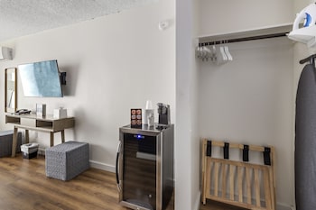 Deluxe Room, 1 King Bed, Harbor View