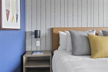 Deluxe Room, 1 King Bed, Harbor View, Poolside