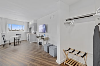 Premium Room, 1 King Bed, Kitchenette