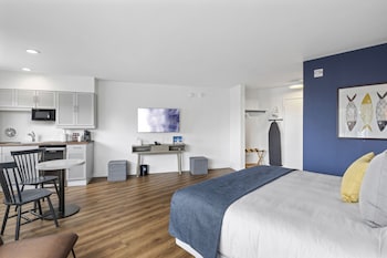 Premium Room, 1 King Bed, Kitchenette