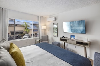 Deluxe Room, 1 King Bed, Harbor View