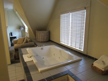 Grand King Suite 32