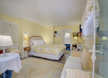 Room, Private Bathroom (Mockingbird)
