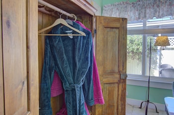 Room, Private Bathroom (Hummingbird)